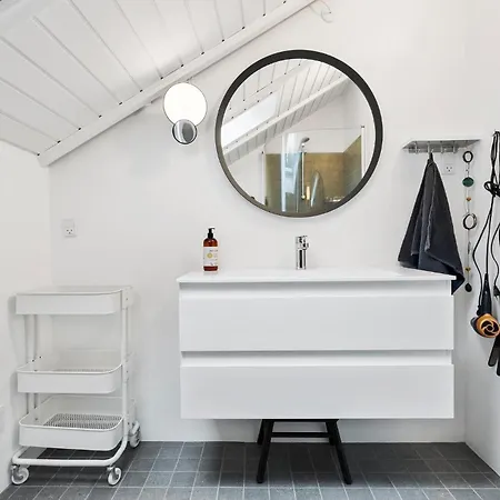 Pet Friendly In With Kitchen *